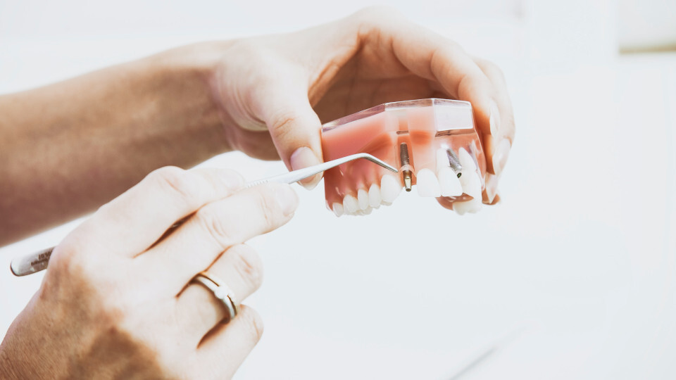 Lange galt für Zahnärzte in Sachen Implantologie der Grundsatz „Learning by Doing“. Heute gibt es eine richtige Implantologie Ausbildung. 