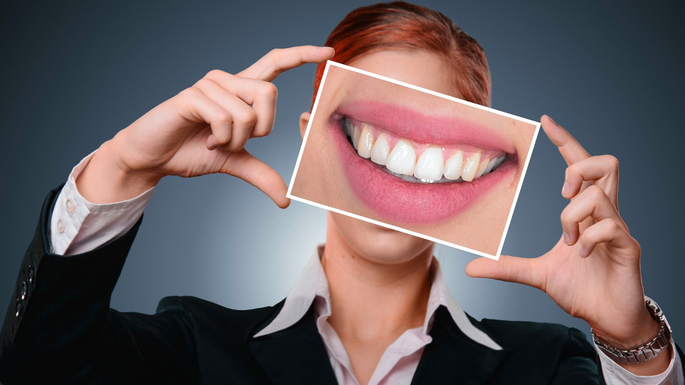 Weiße Flecken auf den Zähnen? Demineralisierung stoppen!