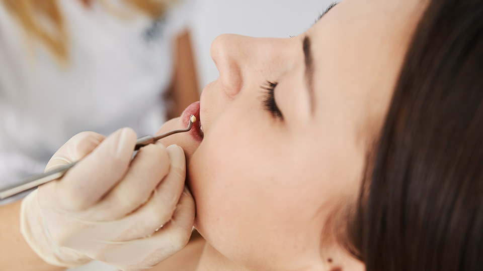 Amalgam: Frau, die beim Zahnarzt gerade eine Füllung bekommt