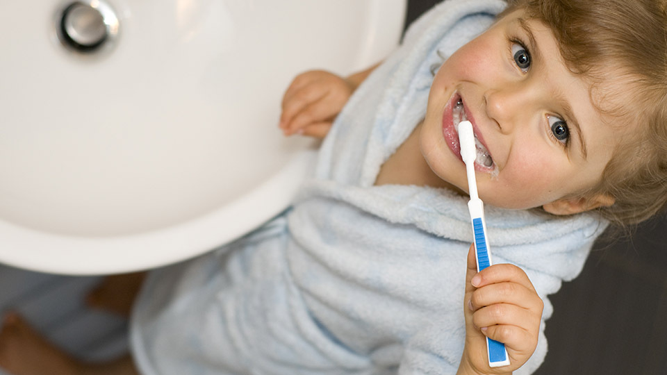 Kleines Kind beim Zähneputzen