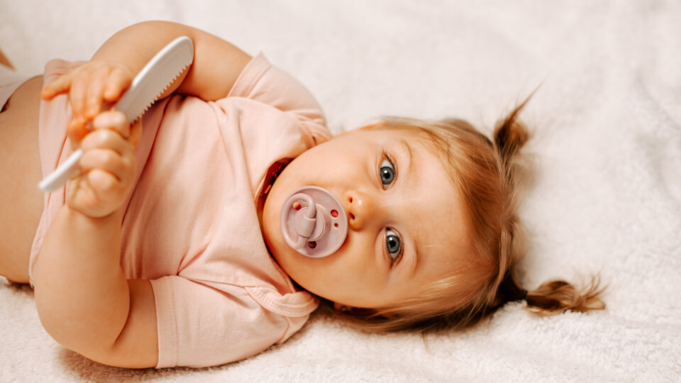 Ein Baby mit Schnuller