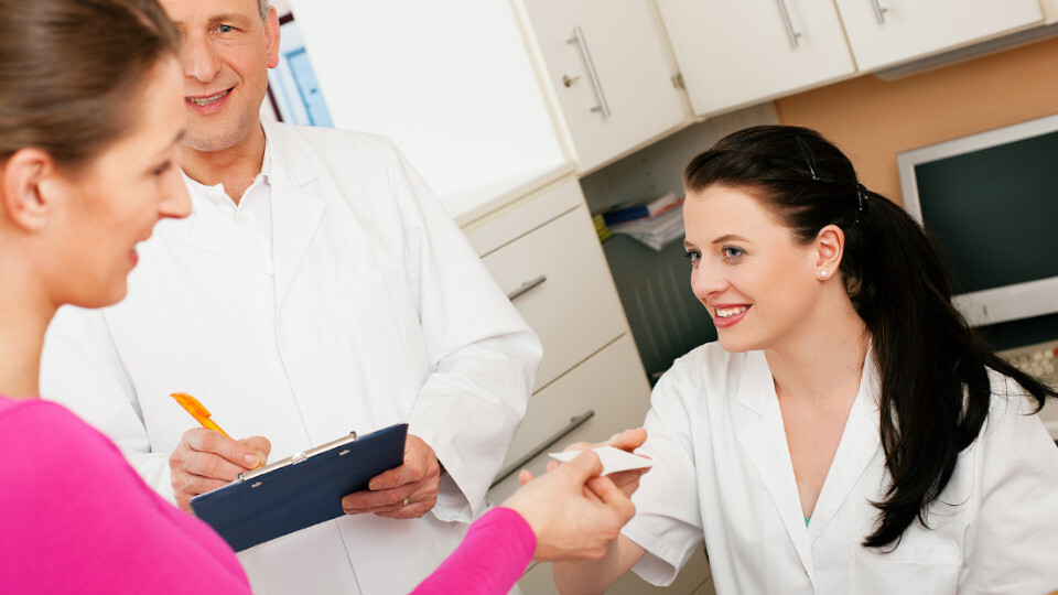 Eine Patientin am Empfang des Zahnarztes