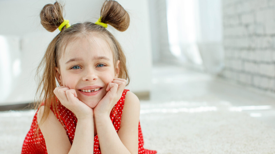 Ein lächelndes Mädchen mit einer Zahnlücke durch Zahnwechsel
