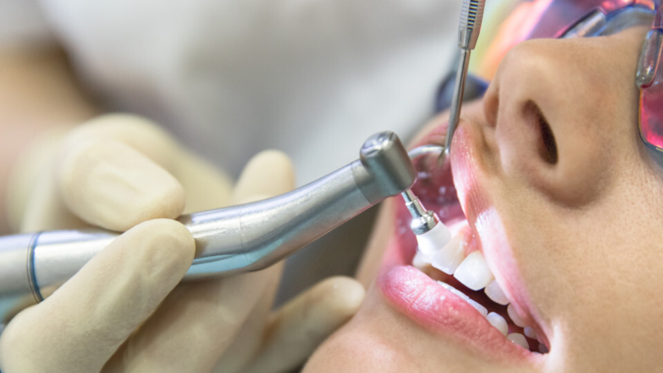 Eine Frau lässt eine professionelle Zahnreinigung durchführen