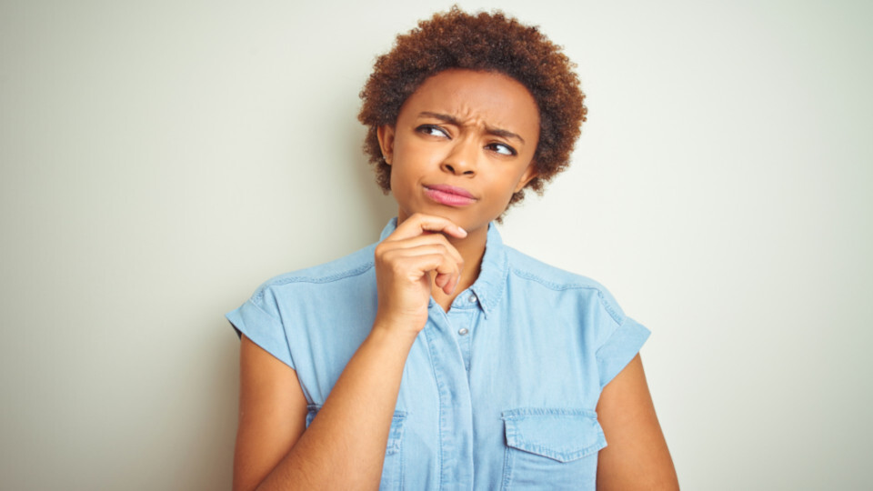 Eine Frau sieht nachdenklich aus