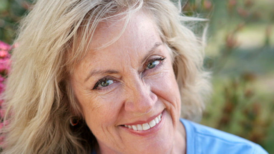 Eine etwas ältere, lächelnde Frau