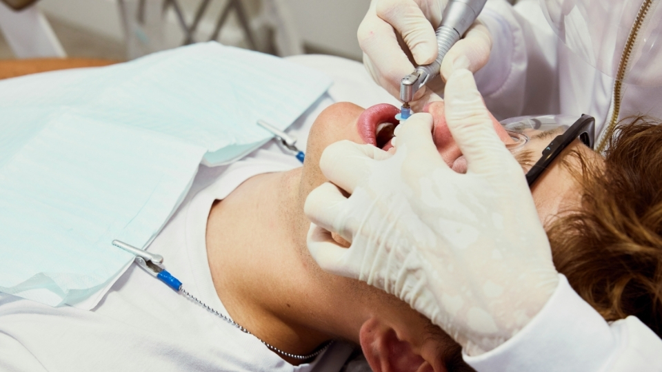 Ein Patient bekommt beim Zahnarzt in Regensburg eine Behandlung im Dämmerschlaf